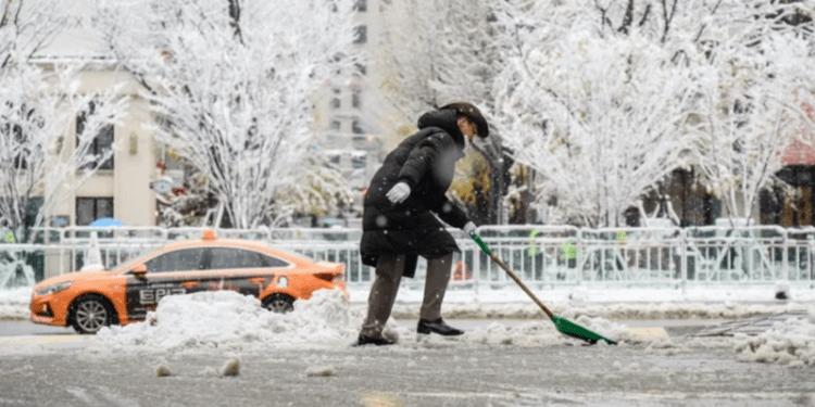 Trei persoane au murit la Seul din cauza ninsorilor-record