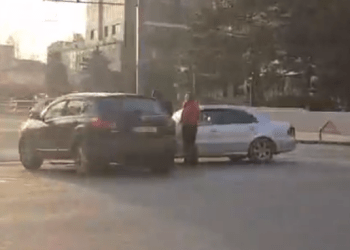 N-au putut împărți o intersecție: Un Mercedes și un Nissan, boțite, după ce s-au lovit, în centrul capitalei