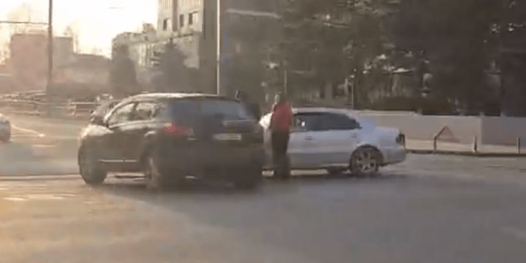 N-au putut împărți o intersecție: Un Mercedes și un Nissan, boțite, după ce s-au lovit, în centrul capitalei