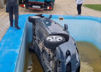 Imagine surprinzătoare: BMW căzut într-o piscină, lângă Tiraspol