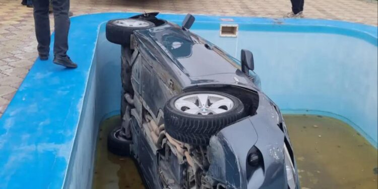 Imagine surprinzătoare: BMW căzut într-o piscină, lângă Tiraspol