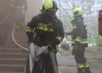 Alertă de incendiu la o întreprindere din capitală: 8 echipe de pompieri mobilizate