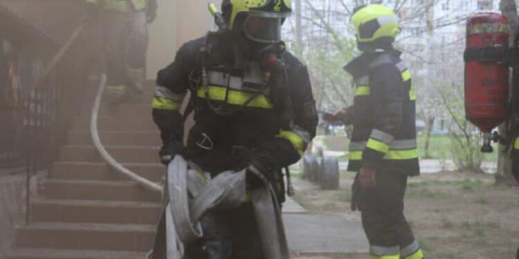 Alertă de incendiu la o întreprindere din capitală: 8 echipe de pompieri mobilizate