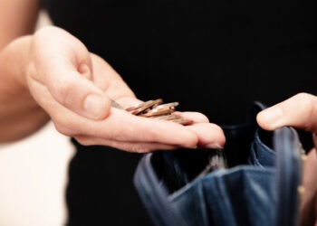 Legătura dintre educație și nivelul de trai: Aproape o treime dintre europeni fără școală se simt săraci