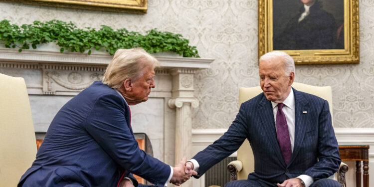 Donald Trump a fost primit de Joe Biden la Casa Albă și a promis o tranziție „fără probleme”