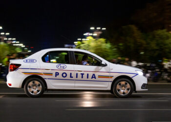 Trafic blocat pe Valea Oltului, după un accident violent cu două mașini. Șase persoane au fost duse la spital