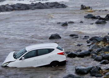 Inundații puternice în Italia: Mașinile luate de ape de pe străzi au ajuns în mare