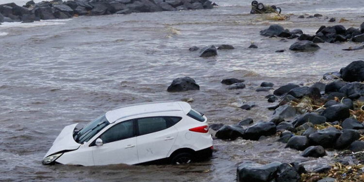 Inundații puternice în Italia: Mașinile luate de ape de pe străzi au ajuns în mare