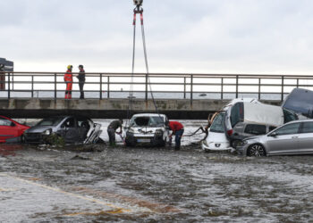 Noi inundații au lovit Spania, de data aceasta, în apropiere de Girona. Apele au purtat cu ele mașini, care au blocat un pod