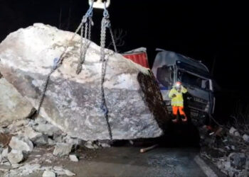 Bucăți uriașe de stâncă s-au prăbușit pe DN7, Valea Oltului, în România, chiar în fața unui șofer de TIR, care nu a putut evita impactul. În urma incidentului, două persoane au fost rănite.