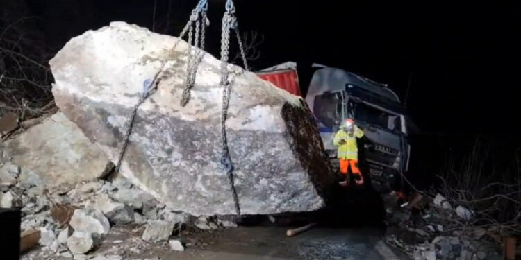 Bucăți uriașe de stâncă s-au prăbușit pe DN7, Valea Oltului, în România, chiar în fața unui șofer de TIR, care nu a putut evita impactul. În urma incidentului, două persoane au fost rănite.