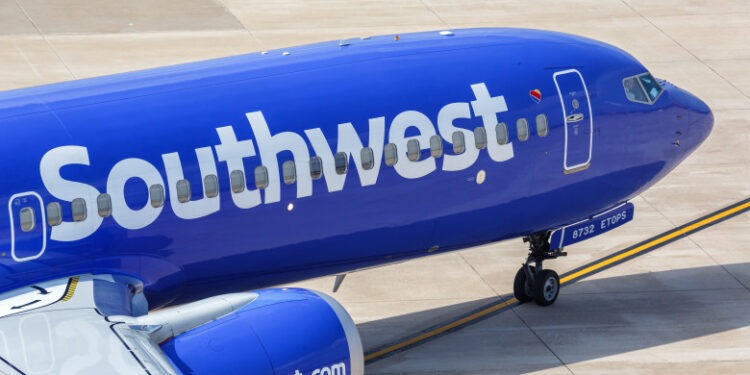 Grav incident pe un aeroport american: un avion de pasageri a fost lovit de un glonț