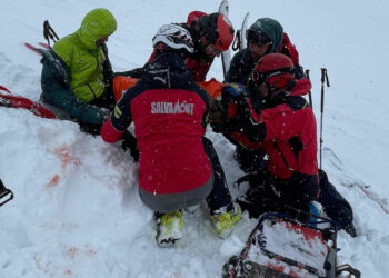 Doi turiști, surprinși de avalanșă la Bâlea Lac. „I-a adus și i-a aruncat peste stânci”. În ce stare se află