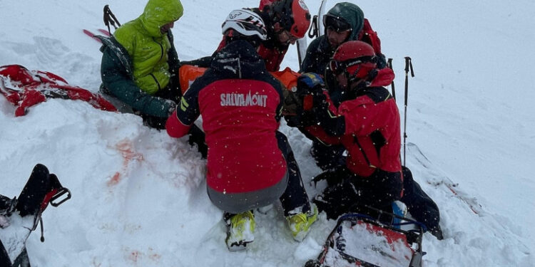 Doi turiști, surprinși de avalanșă la Bâlea Lac. „I-a adus și i-a aruncat peste stânci”. În ce stare se află