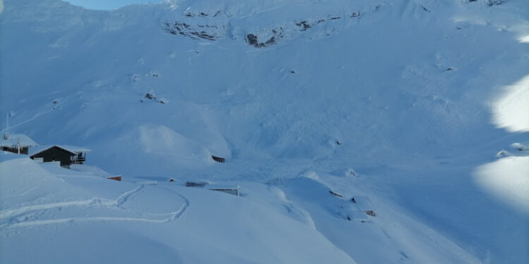 Avertisment în România: Pericol de Avalanșe la Altitudini Mari