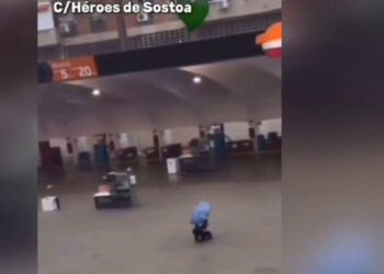 Un imigrant salvează o bătrână din valuri, devenind erou în Malaga