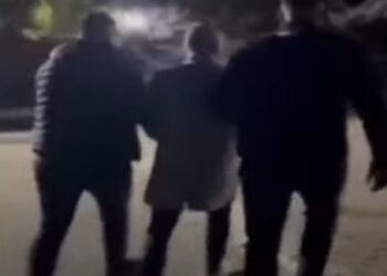 Șarlatani reținuți după ce au înșelat o bătrână cu suma de 29.000 de lei pentru „salvarea fiicei