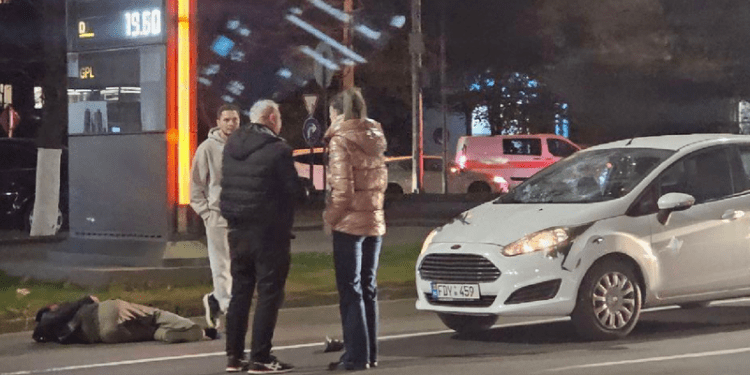 Bărbat lovit de un automobil pe viaduct în timp ce traversa neregulamentar – transportat de urgență la spital