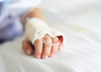 Un copil de patru ani, transportat la reanimare după ce a înghițit 20 de pastile din geanta bunicii