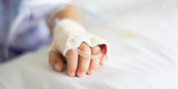 Un copil de patru ani, transportat la reanimare după ce a înghițit 20 de pastile din geanta bunicii