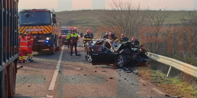 Accident grav în România: TIR din Moldova implicat într-o coliziune mortală, trei persoane decedate, una aruncată din mașină într-un șanț