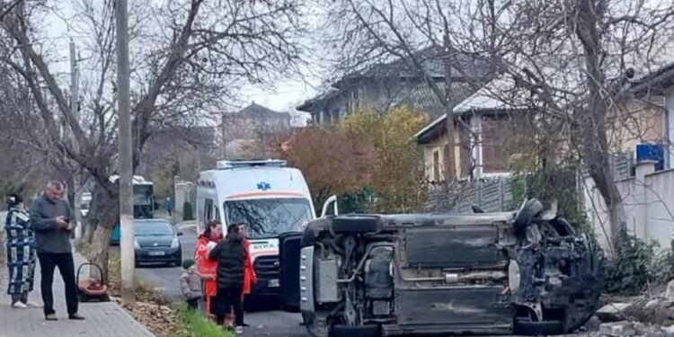 Accident pe drumuri: Doi copii răniți în urma unei răsturnări de mașină