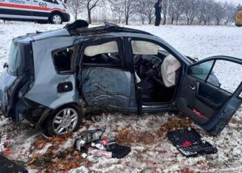 Zăpada face ravagii pe drumuri: Un șofer a pierdut controlul și a lovit un copac la Sîngerei