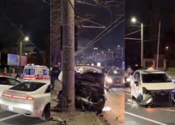 Cinci mașini, boțite, după ce s-au lovit lângă un centru comercial. O tânără dintr-un Mercedes, spitalizată