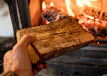 Incendiu devastator: Trei victime, printre care un copil de 8 ani, din cauza nerespectării normelor de securitate