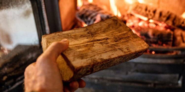 Incendiu devastator: Trei victime, printre care un copil de 8 ani, din cauza nerespectării normelor de securitate