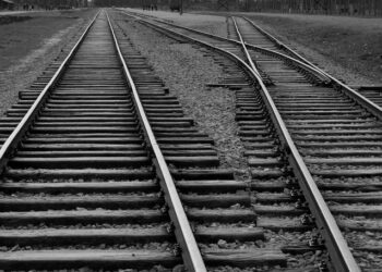 Accident mortal la Vatra: Tânăr de 20 de ani a fost lovit de tren în timp ce se afla pe șine