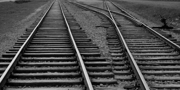 Accident mortal la Vatra: Tânăr de 20 de ani a fost lovit de tren în timp ce se afla pe șine