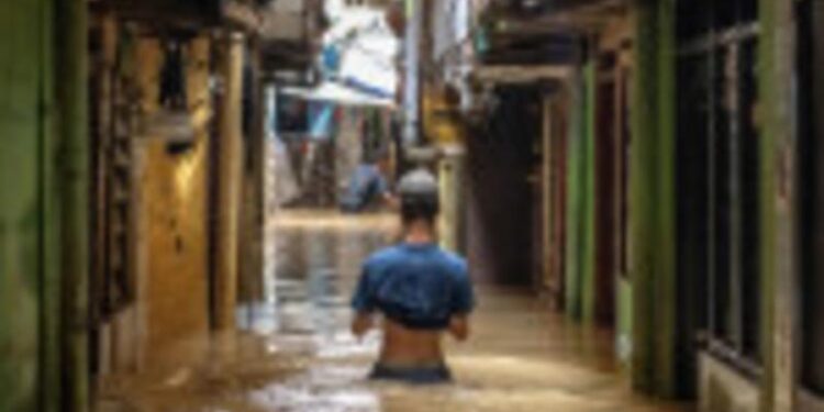 Fenomene meteo extreme în Indonezia: Zeci de morți și victime prinse sub dărâmături, inundații afectează și alte țări