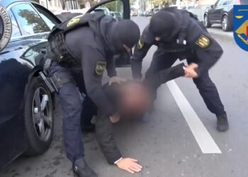 Prins cu mâna pe bani: Un turc, reținut cu 7000 euro mită, după ce i-a promis unui bărbat să-l scape de dosar. Momentul în care este pus la pământ de mascați