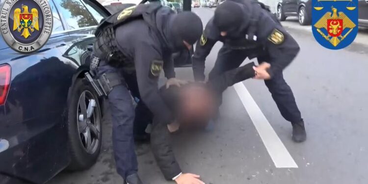 Prins cu mâna pe bani: Un turc, reținut cu 7000 euro mită, după ce i-a promis unui bărbat să-l scape de dosar. Momentul în care este pus la pământ de mascați