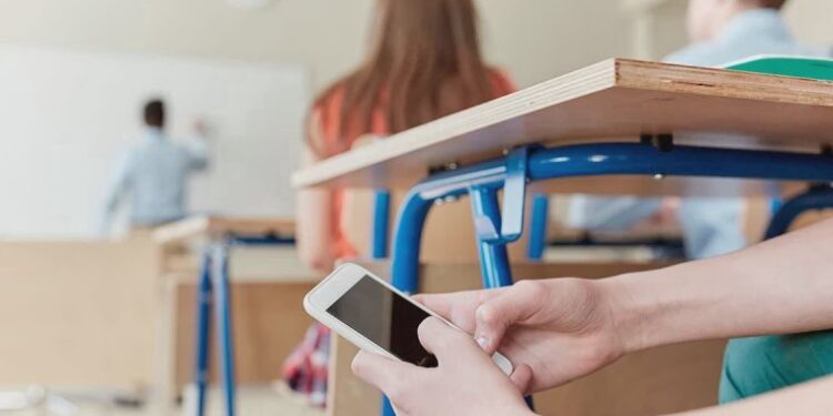 Moldova va interzice telefoanele mobile în școli, cu excepția cazurilor de urgență sau educaționale