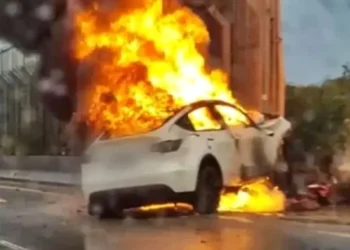 Accident fatal în Toronto: Patru persoane au murit într-o Tesla blocată