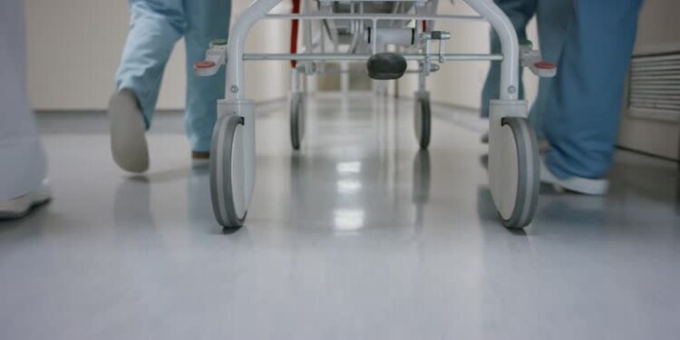 O femeie ar fi furat produse medicale dintr-un spital din Capitală. Acestea erau apoi vândute de soțul ei în cabinete stomatologice