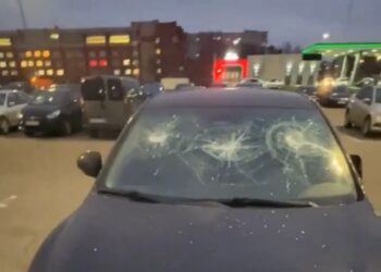 Водитель петербургского автобуса разгромил монтировкой Toyota Camry и попал на видео