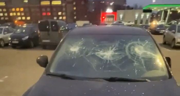 Водитель петербургского автобуса разгромил монтировкой Toyota Camry и попал на видео