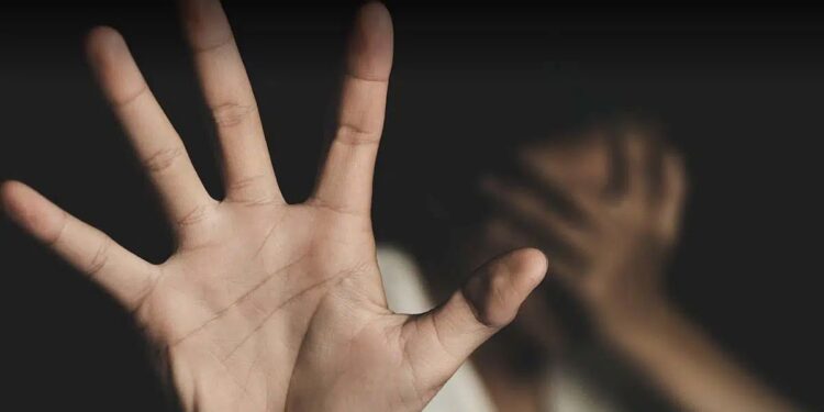 14-летняя девочка в течение 3 лет подвергалась сексуальному насилию со стороны отчима