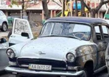 Momentul în care un bărbat din capitală stropește o mașină cu amestec inflamabil și o aprinde a fost surprins pe video