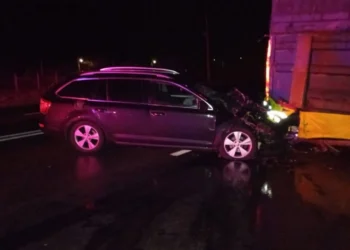 Accident la Sîngerei: Un bărbat a ajuns la spital după ce a lovit un camion