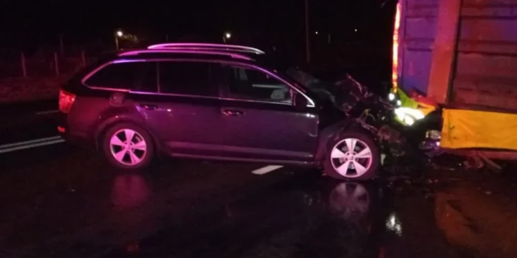 Accident la Sîngerei: Un bărbat a ajuns la spital după ce a lovit un camion