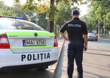 Incident șocant la Orhei: Polițistul a ajuns la spital după ce a fost târât pe capota mașinii