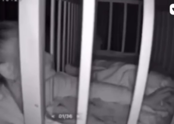 O „mamă” filmată în timp ce își agresează bebelușul! Tânăra reținută, copilul internat la spital