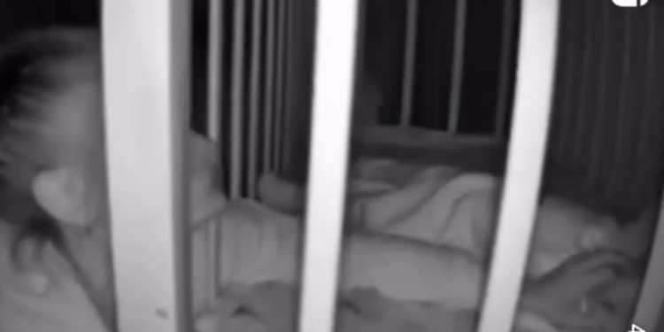 O „mamă” filmată în timp ce își agresează bebelușul! Tânăra reținută, copilul internat la spital