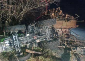 Accident grav la Anenii Noi: Tractor cu lemne răsturnat după o coliziune cu două autoturisme