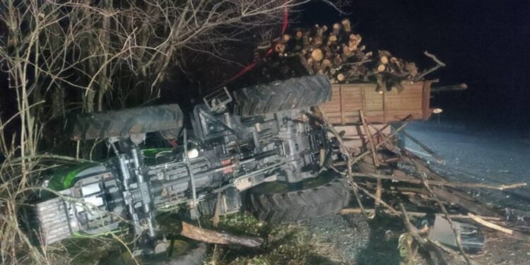 Accident grav la Anenii Noi: Tractor cu lemne răsturnat după o coliziune cu două autoturisme