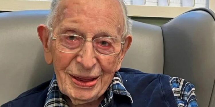 Старейший мужчина мира, проживший 112 лет, скончался в Великобритании